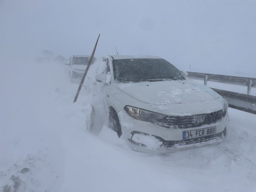 Sivas’ta Tipi ve Yoğun Kar Hayatı Durdurdu: Karayolları Kapandı AW610735 02 | Gündem Sivas™ Haber