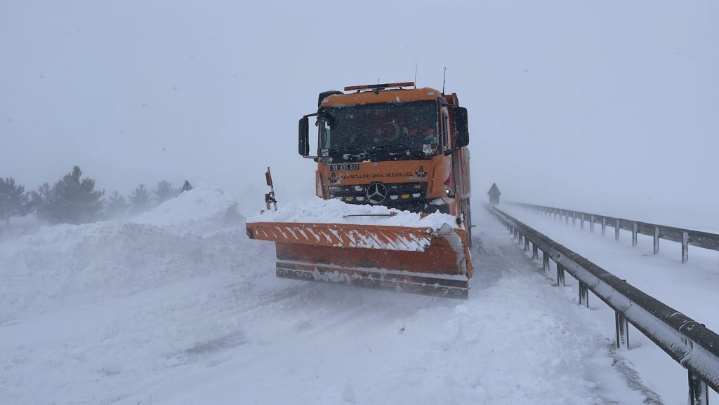 Sivas’ta Tipi ve Yoğun Kar Hayatı Durdurdu: Karayolları Kapandı AW610735 04 | Gündem Sivas™ Haber