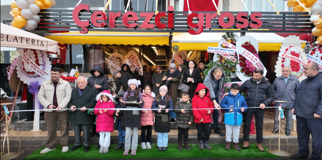 Sivaslı İş İnsanı Çerezci Gross Market’in 2. Şubesini Çocuklarla Açtı: Anlamlı Açılış Büyük İlgi Gördü Sivaslı İş İnsanı Çerezci Gross Market’in 2. Şubesini Çocuklarla Açtı: Anlamlı Açılış Büyük İlgi Gördü