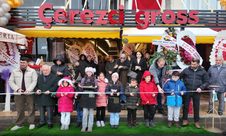 Sivaslı İş İnsanı Çerezci Gross Market’in 2. Şubesini Çocuklarla Açtı: Anlamlı Açılış Büyük İlgi Gördü Acilis 1 | Gündem Sivas™ Haber