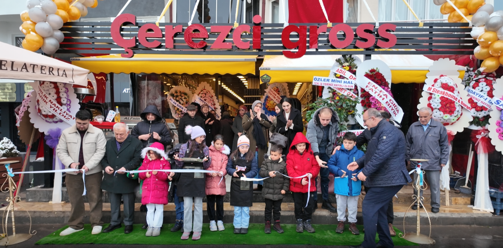 Sivaslı İş İnsanı Çerezci Gross Market’in 2. Şubesini Çocuklarla Açtı: Anlamlı Açılış Büyük İlgi Gördü Acilis 2 | Gündem Sivas™ Haber