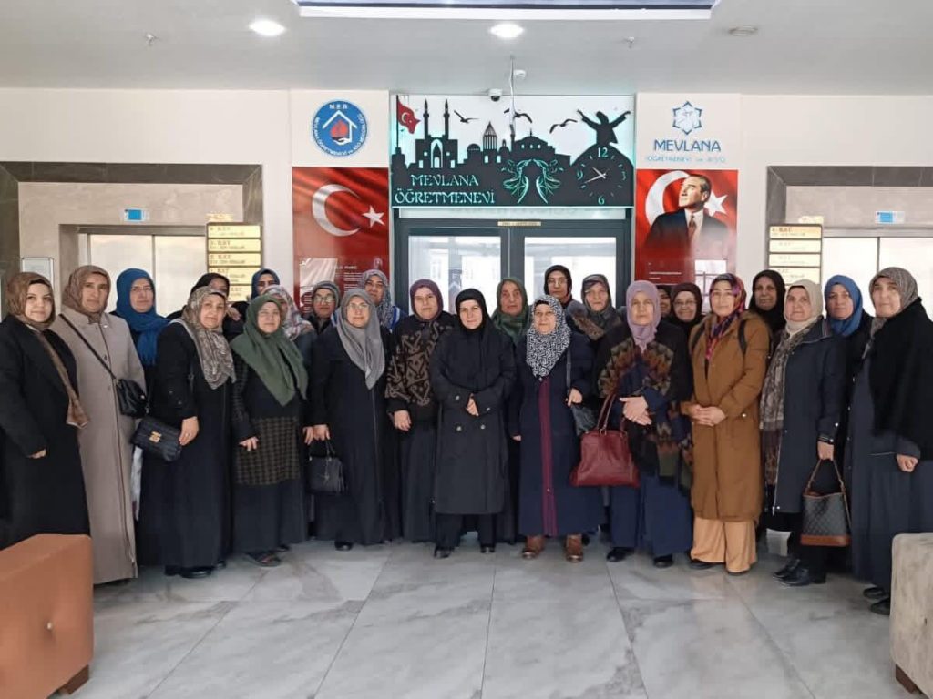 Sivaslı Teyzeler Konya Yollarında: Rukiye Toy’dan Anlamlı Jest Sivaslı Teyzeler Konya Yollarında: Rukiye Toy’dan Anlamlı Jest