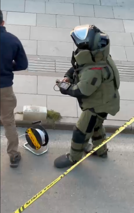 Sivas Valiliği Arkasında Hareketli Dakikalar: Şüpheli Paket Fünye ile Patlatıldı Sivas Valiliği Arkasında Hareketli Dakikalar: Şüpheli Paket Fünye ile Patlatıldı