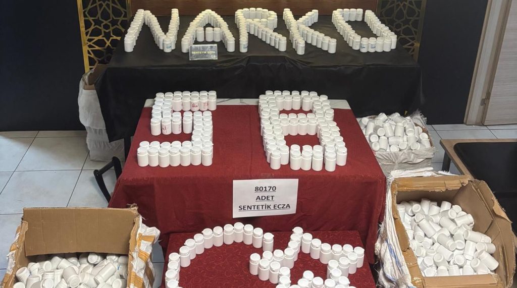 Sivas’ta Yılbaşı Öncesi Narkotik Darbesi: 80 Bin Sentetik Hap Ele Geçirildi, 3 Tutuklama Sivas’ta Yılbaşı Öncesi Narkotik Darbesi: 80 Bin Sentetik Hap Ele Geçirildi, 3 Tutuklama