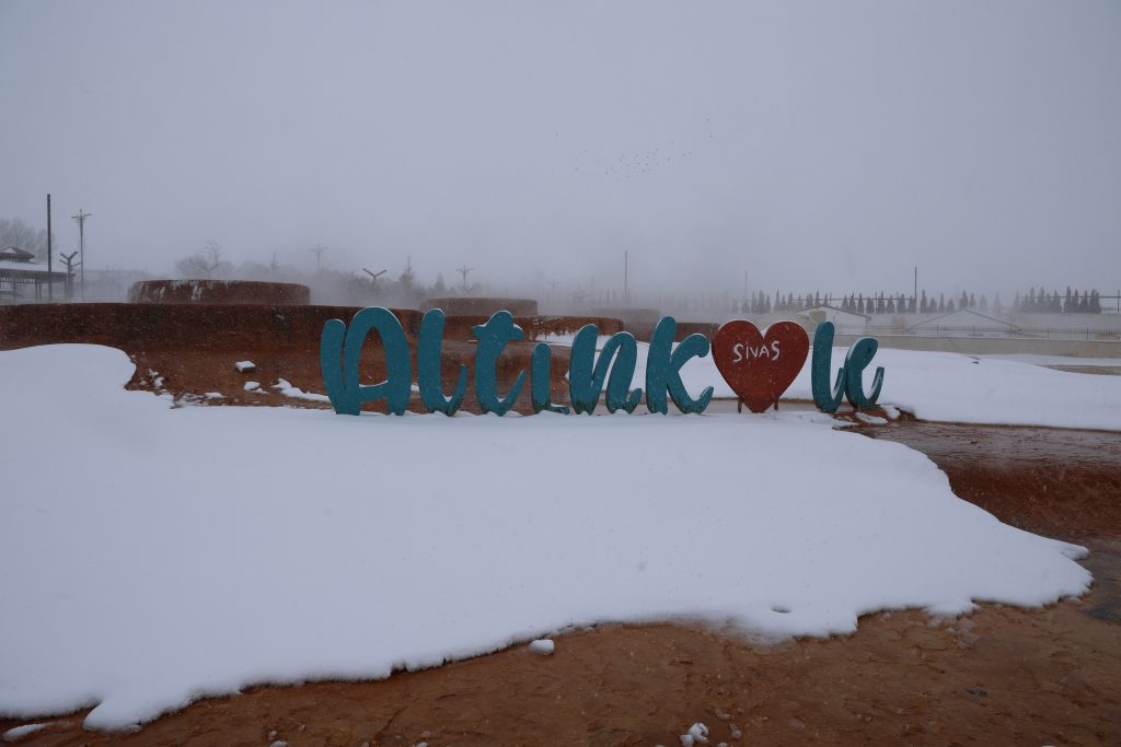 Sivas’ın Pamukkale’si Altınkale Karla Buluştu: Beyazın İçinden Yükselen Sıcak Buhar Büyüledi AW611256 01 | Gündem Sivas™ Haber