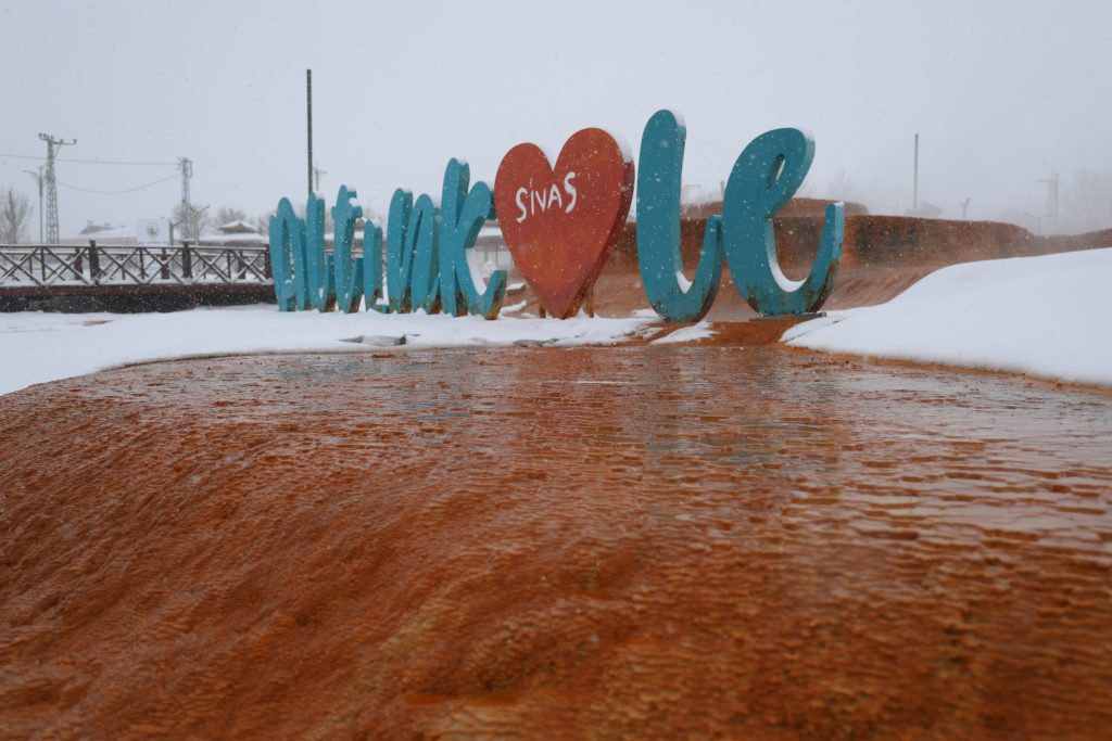 Sivas’ın Pamukkale’si Altınkale Karla Buluştu: Beyazın İçinden Yükselen Sıcak Buhar Büyüledi AW611256 02 | Gündem Sivas™ Haber