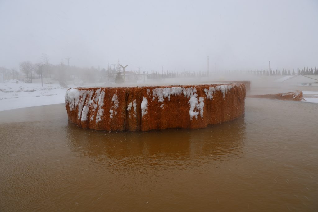 Sivas’ın Pamukkale’si Altınkale Karla Buluştu: Beyazın İçinden Yükselen Sıcak Buhar Büyüledi AW611256 04 | Gündem Sivas™ Haber