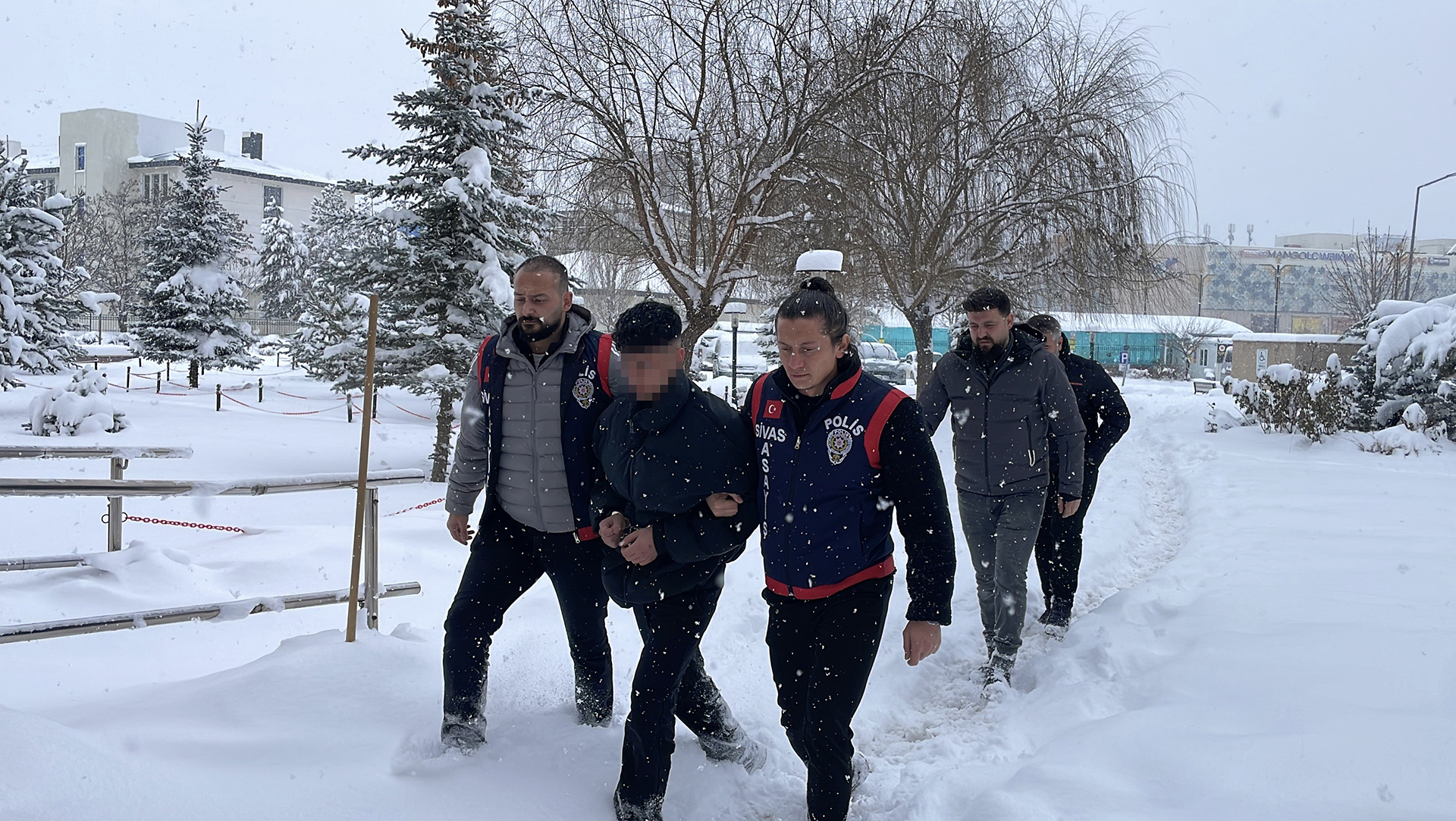 Sivas’ta Yılbaşı Gecesi Kan Döküldü: 18 Yaşındaki Genç Hayatını Kaybetti, Şüpheli Adliyede