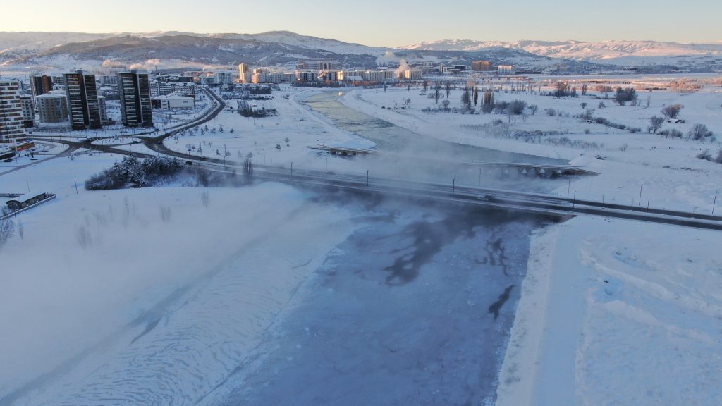 Sivas’ta Sibirya Soğukları Alarm Veriyor: Kızılırmak Kısmen Dondu, Termometreler -19’u Gördü Sivas’ta Sibirya Soğukları Alarm Veriyor: Kızılırmak Kısmen Dondu, Termometreler -19’u Gördü