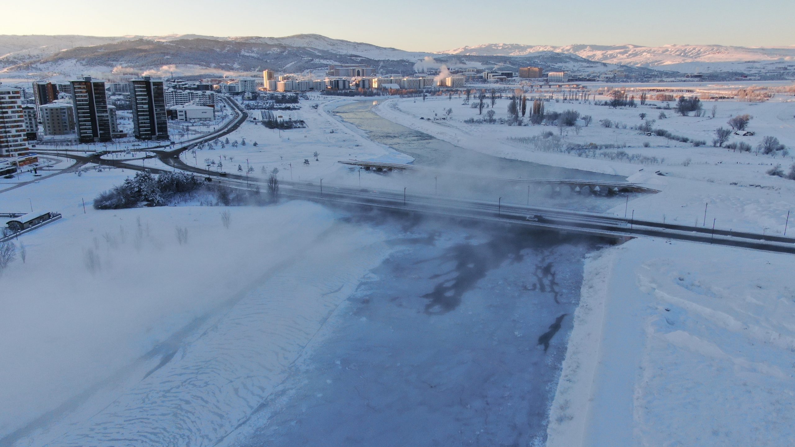 Sivas’ta Sibirya Soğukları Alarm Veriyor: Kızılırmak Kısmen Dondu, Termometreler -19’u Gördü