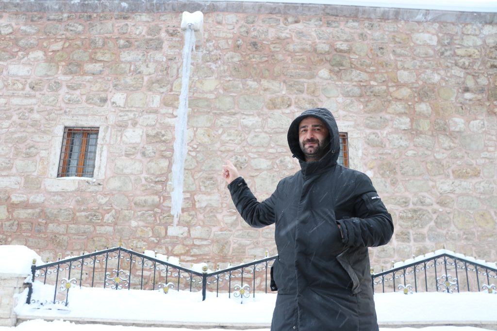 Sivas’ta Sibirya Soğukları Tarihi Yapıları Buzla Kapladı: Metrelerce Uzunlukta Sarkıtlar Oluştu AW611865 01 | Gündem Sivas™ Haber