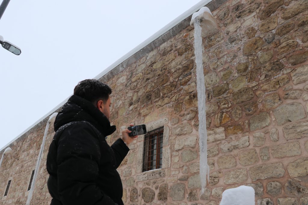 Sivas’ta Sibirya Soğukları Tarihi Yapıları Buzla Kapladı: Metrelerce Uzunlukta Sarkıtlar Oluştu AW611865 02 | Gündem Sivas™ Haber