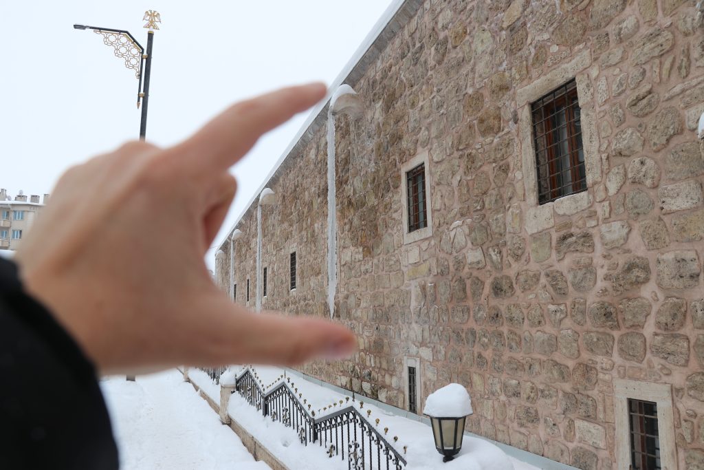 Sivas’ta Sibirya Soğukları Tarihi Yapıları Buzla Kapladı: Metrelerce Uzunlukta Sarkıtlar Oluştu AW611865 03 | Gündem Sivas™ Haber