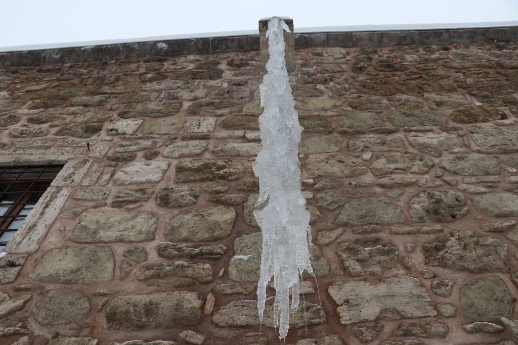 Sivas’ta Sibirya Soğukları Tarihi Yapıları Buzla Kapladı: Metrelerce Uzunlukta Sarkıtlar Oluştu Sivas’ta Sibirya Soğukları Tarihi Yapıları Buzla Kapladı: Metrelerce Uzunlukta Sarkıtlar Oluştu