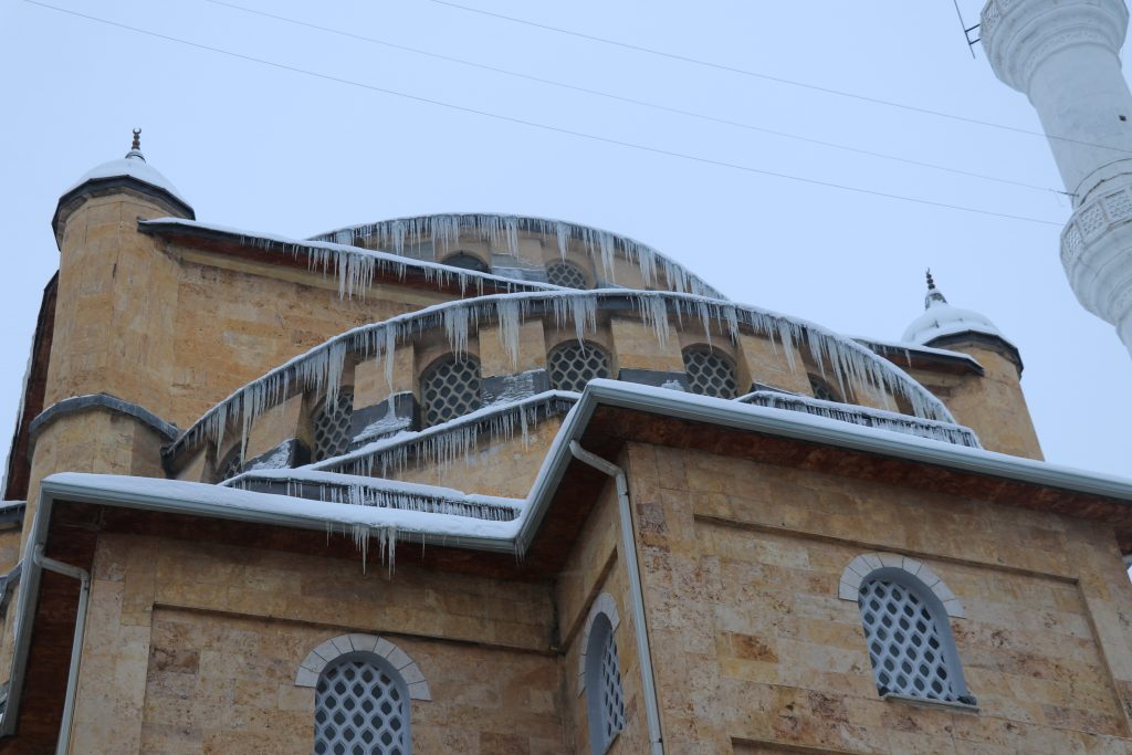 Sivas’ta Sibirya Soğukları Tarihi Yapıları Buzla Kapladı: Metrelerce Uzunlukta Sarkıtlar Oluştu AW611865 05 | Gündem Sivas™ Haber