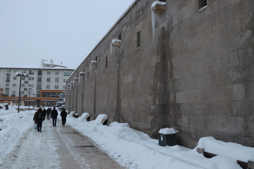 Sivas’ta Sibirya Soğukları Tarihi Yapıları Buzla Kapladı: Metrelerce Uzunlukta Sarkıtlar Oluştu AW611865 07 | Gündem Sivas™ Haber