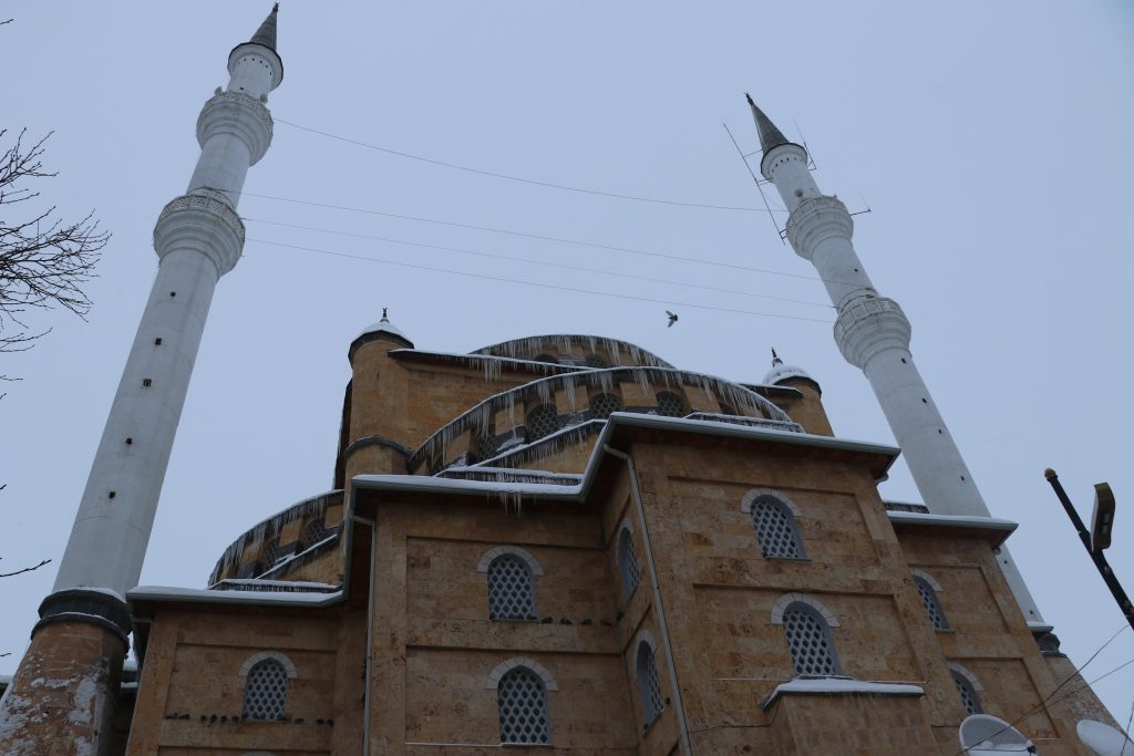 Sivas’ta Sibirya Soğukları Tarihi Yapıları Buzla Kapladı: Metrelerce Uzunlukta Sarkıtlar Oluştu AW611865 08 | Gündem Sivas™ Haber