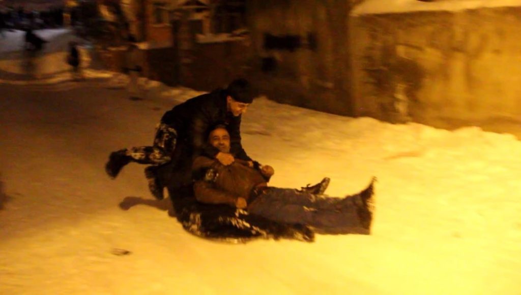 Sivas’ta Kar Sonrası Sokaklar Eğlence Alanına Döndü: Zara’da 30 Santimetrelik Karla Gece Boyu Şenlik AW611875 03 | Gündem Sivas™ Haber