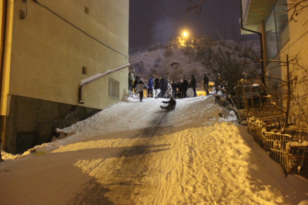 Sivas’ta Kar Sonrası Sokaklar Eğlence Alanına Döndü: Zara’da 30 Santimetrelik Karla Gece Boyu Şenlik AW611875 04 | Gündem Sivas™ Haber