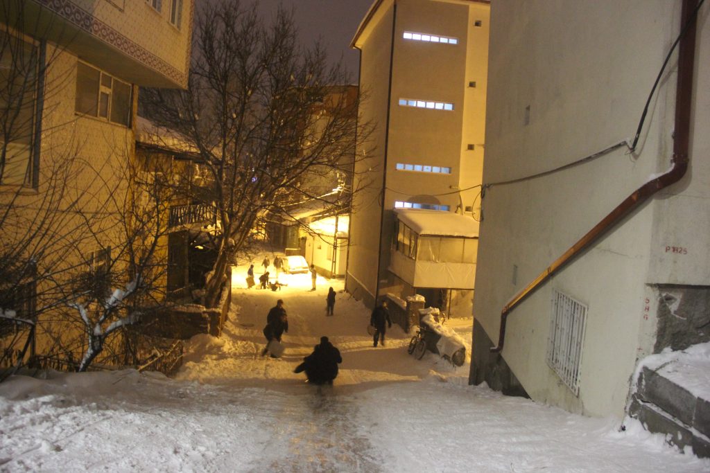 Sivas’ta Kar Sonrası Sokaklar Eğlence Alanına Döndü: Zara’da 30 Santimetrelik Karla Gece Boyu Şenlik AW611875 05 | Gündem Sivas™ Haber