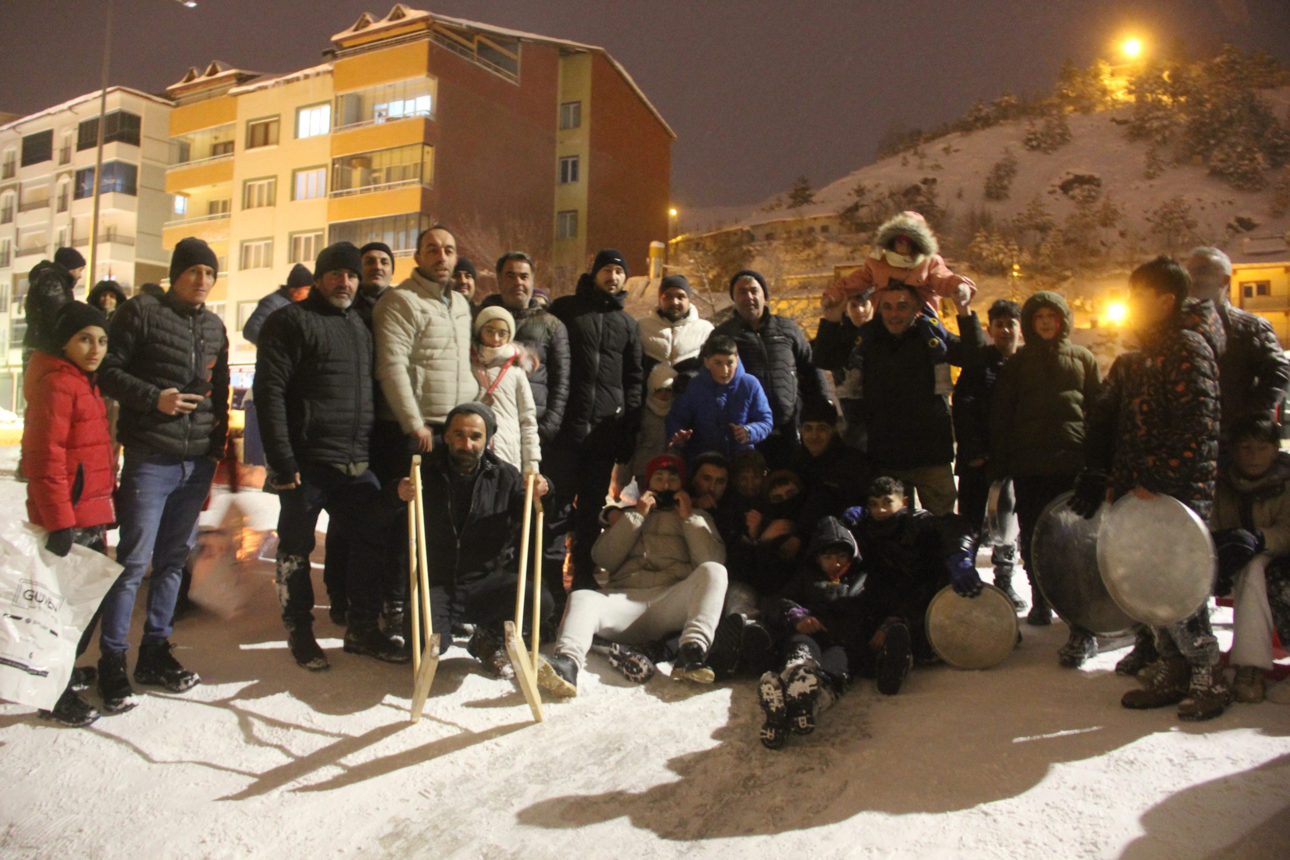 Sivas’ta Kar Sonrası Sokaklar Eğlence Alanına Döndü: Zara’da 30 Santimetrelik Karla Gece Boyu Şenlik