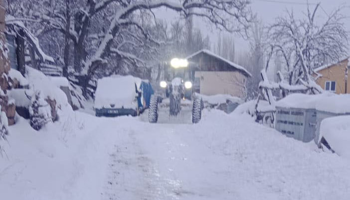 Sivas’ta Kar Alarmı: 850 Köy ve Mahallenin Yolu Kapandı, Soğuklar -19 Dereceyi Gördü AW612037 01 | Gündem Sivas™ Haber
