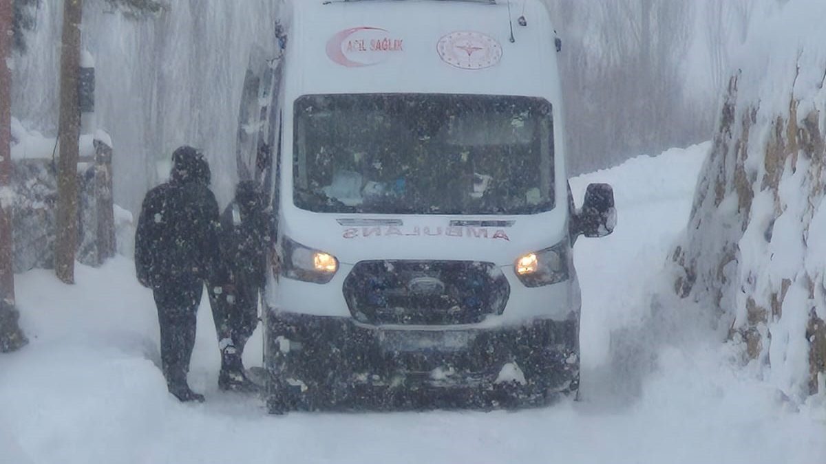 Sivas’ta Kar Alarmı: 850 Köy ve Mahallenin Yolu Kapandı, Soğuklar -19 Dereceyi Gördü AW612037 03 edited | Gündem Sivas™ Haber