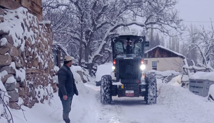 Sivas’ta Kar Alarmı: 850 Köy ve Mahallenin Yolu Kapandı, Soğuklar -19 Dereceyi Gördü Sivas’ta Kar Alarmı: 850 Köy ve Mahallenin Yolu Kapandı, Soğuklar -19 Dereceyi Gördü