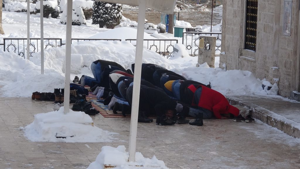 Sivas’ta Dondurucu Soğukta Cuma İradesi: Camiler Taştı, Cemaat Eksi Derecelerde Saf Tuttu AW612097 02 | Gündem Sivas™ Haber