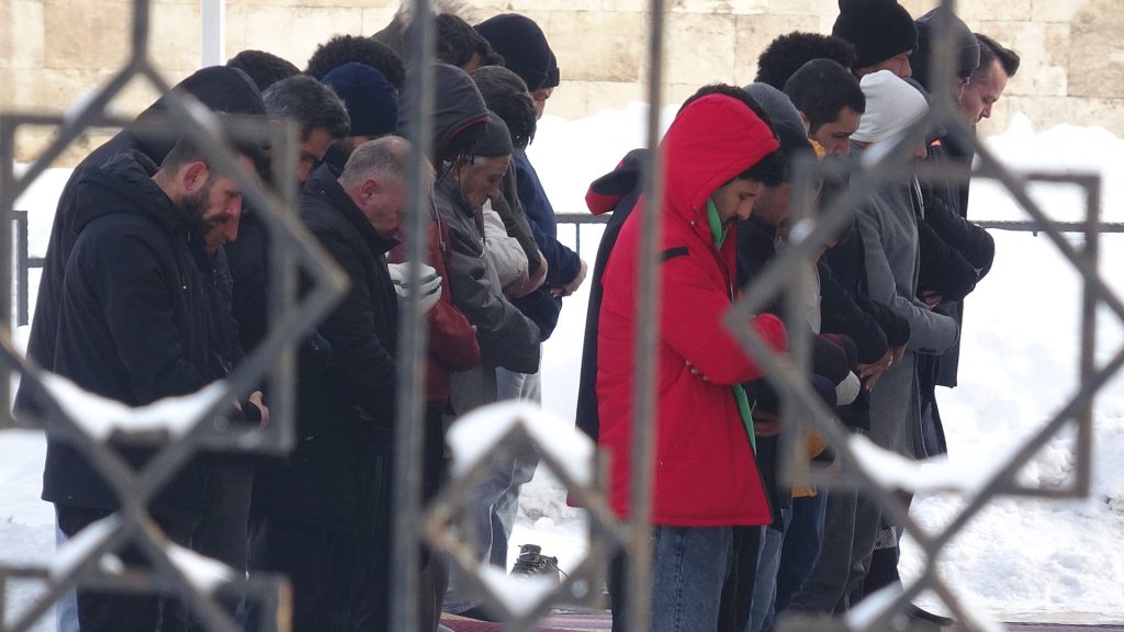 Sivas’ta Dondurucu Soğukta Cuma İradesi: Camiler Taştı, Cemaat Eksi Derecelerde Saf Tuttu AW612097 03 | Gündem Sivas™ Haber