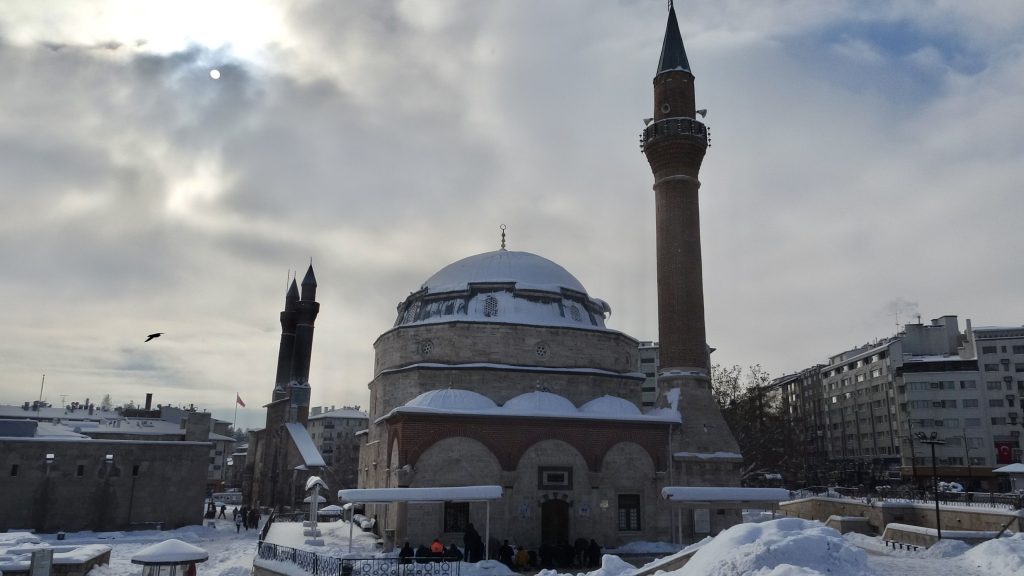 Sivas’ta Dondurucu Soğukta Cuma İradesi: Camiler Taştı, Cemaat Eksi Derecelerde Saf Tuttu AW612097 04 | Gündem Sivas™ Haber