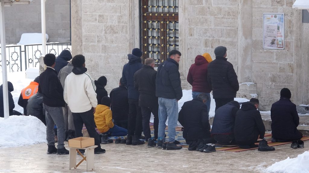 Sivas’ta Dondurucu Soğukta Cuma İradesi: Camiler Taştı, Cemaat Eksi Derecelerde Saf Tuttu AW612097 06 | Gündem Sivas™ Haber