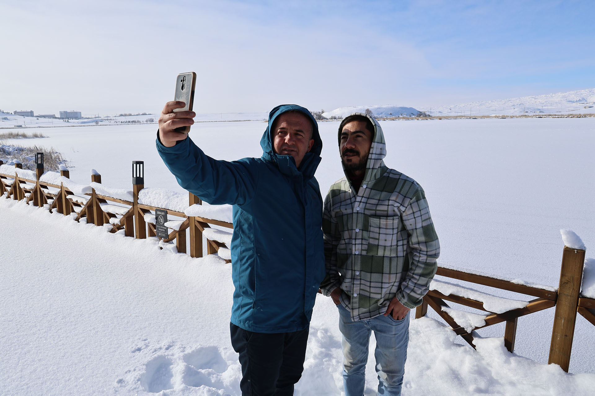 Eksi 21 Derecede Donan Doğa Harikası: Hafik Gölü Buzla Kaplandı, Ortaya Kartpostallık Manzaralar Çıktı