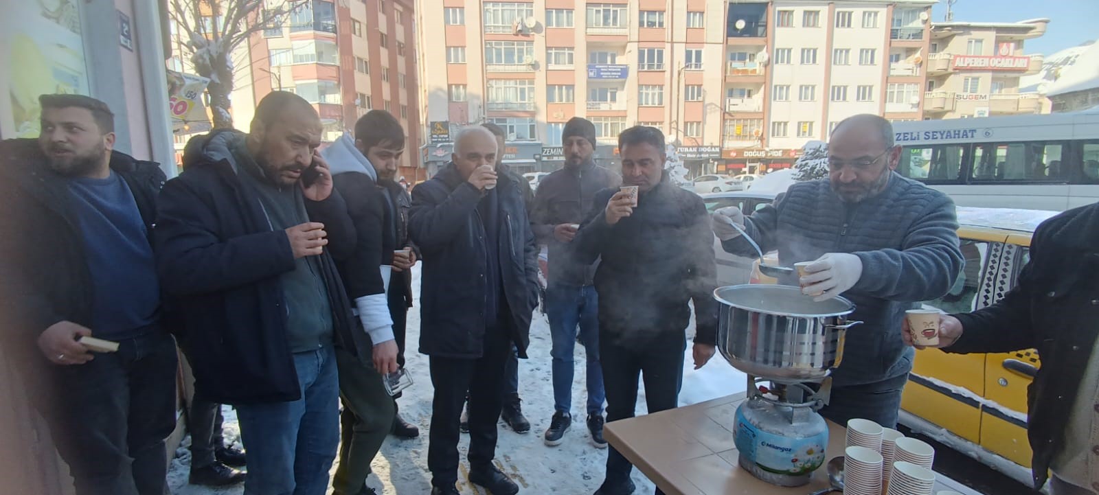Dondurucu Soğukta Isıtan Dayanışma: Sivas’ta Karla Mücadele Eden Belediye İşçilerine Esnaftan Sıcak Süt Sürprizi