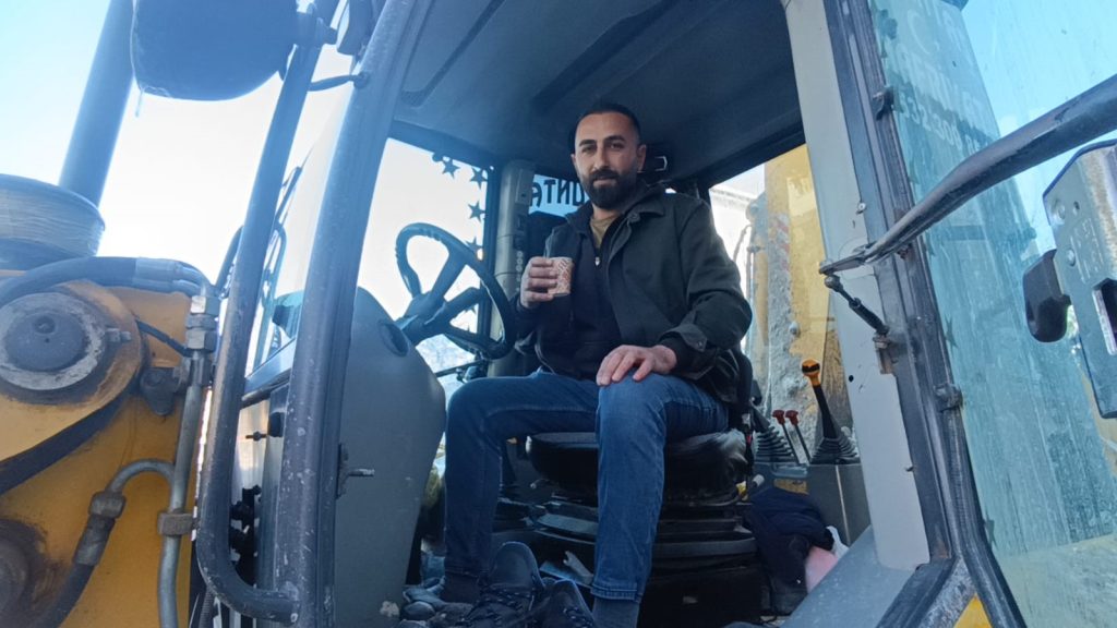 Dondurucu Soğukta Isıtan Dayanışma: Sivas’ta Karla Mücadele Eden Belediye İşçilerine Esnaftan Sıcak Süt Sürprizi AW612460 03 | Gündem Sivas™ Haber