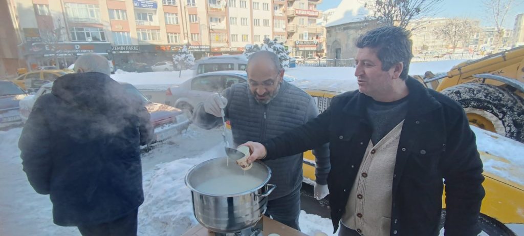 Dondurucu Soğukta Isıtan Dayanışma: Sivas’ta Karla Mücadele Eden Belediye İşçilerine Esnaftan Sıcak Süt Sürprizi AW612460 04 | Gündem Sivas™ Haber