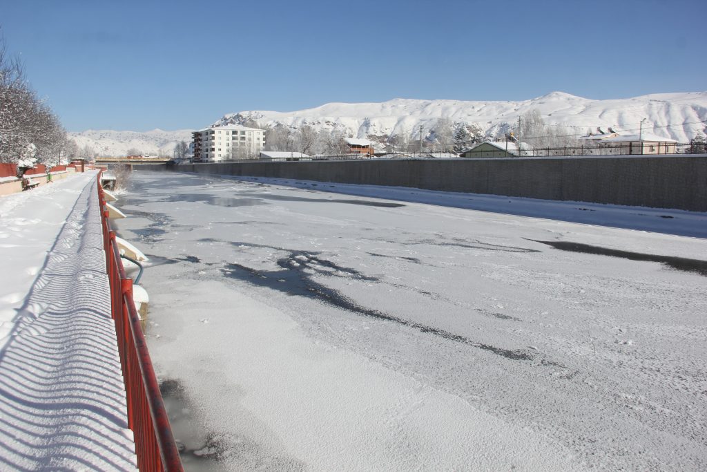 Sivas’ta Dondurucu Soğuk Rekoru: Kızılırmak Buz Tuttu, “Eski Kışlar Geri Geldi” Sözleri Yeniden Duyuldu AW612777 02 | Gündem Sivas™ Haber