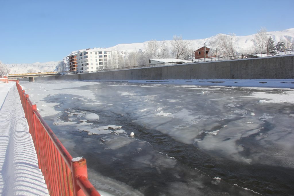 Sivas’ta Dondurucu Soğuk Rekoru: Kızılırmak Buz Tuttu, “Eski Kışlar Geri Geldi” Sözleri Yeniden Duyuldu AW612777 04 | Gündem Sivas™ Haber