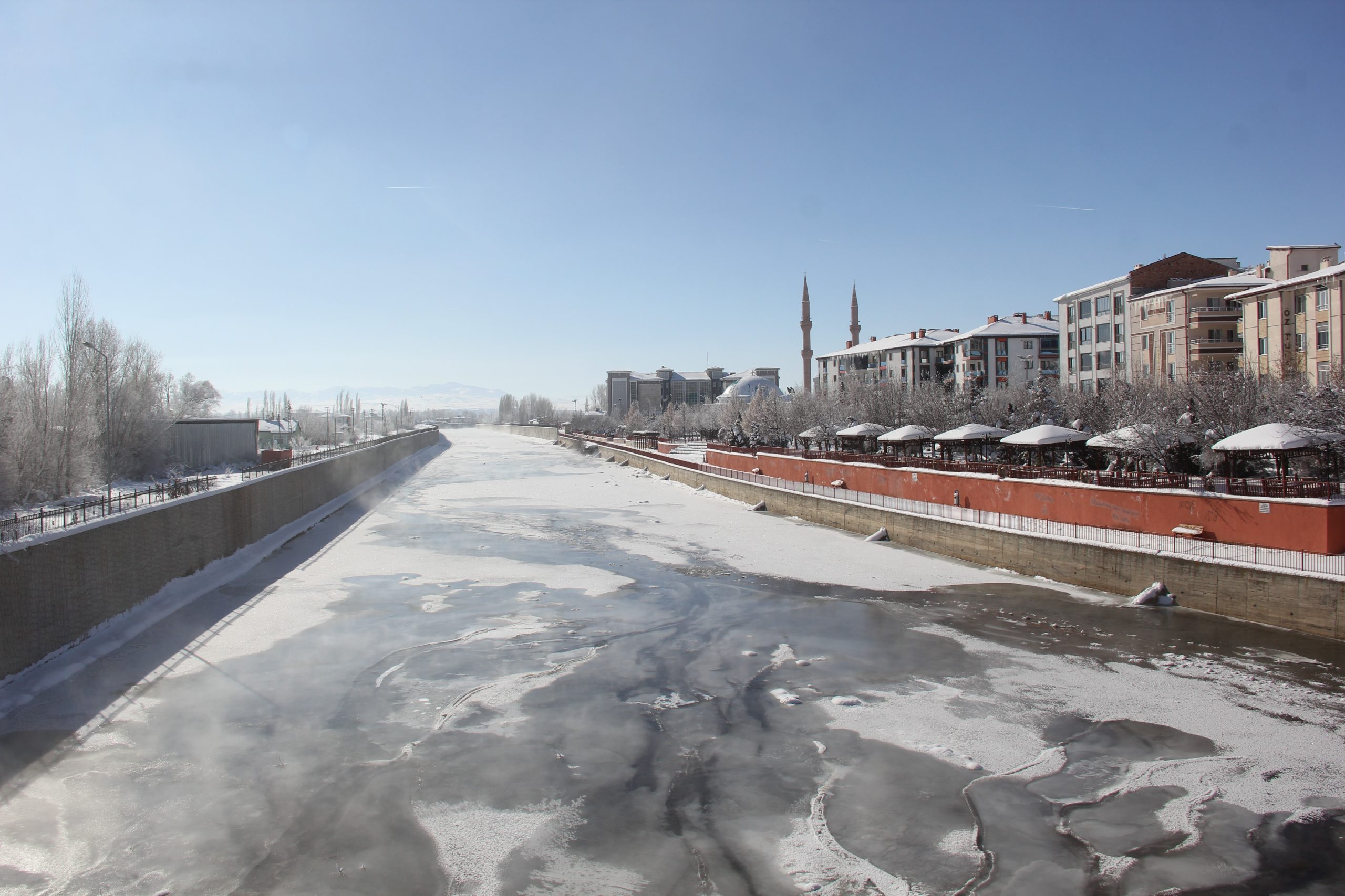 Sivas’ta Dondurucu Soğuk Rekoru: Kızılırmak Buz Tuttu, “Eski Kışlar Geri Geldi” Sözleri Yeniden Duyuldu