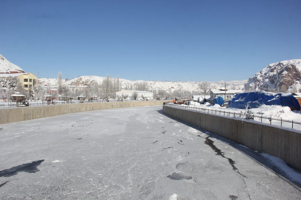 Sivas’ta Dondurucu Soğuk Rekoru: Kızılırmak Buz Tuttu, “Eski Kışlar Geri Geldi” Sözleri Yeniden Duyuldu AW612777 06 | Gündem Sivas™ Haber