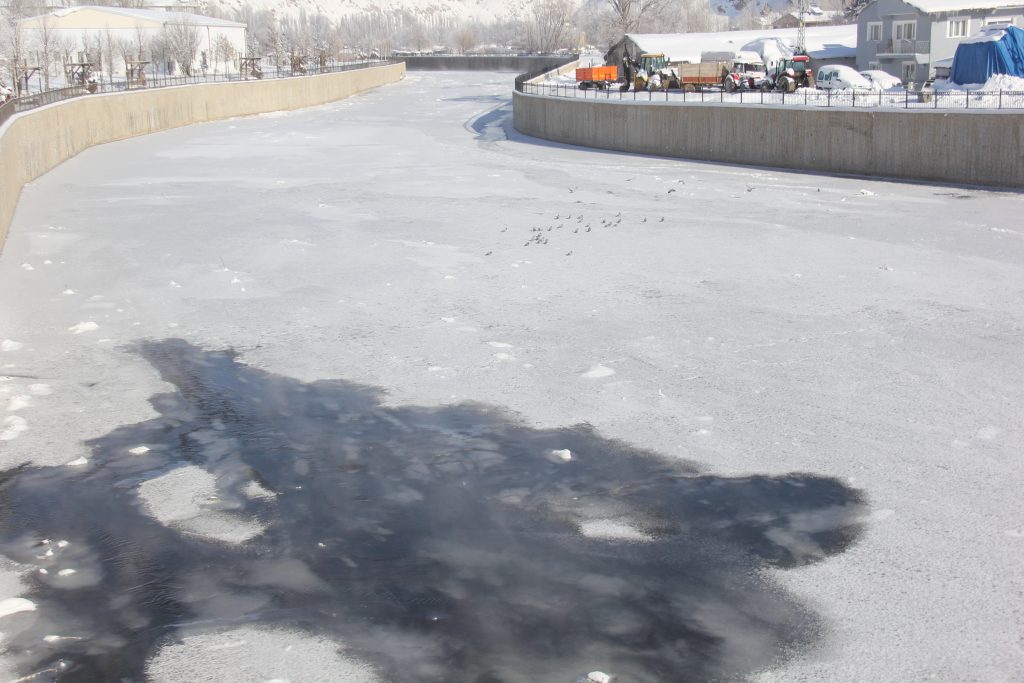 Sivas’ta Dondurucu Soğuk Rekoru: Kızılırmak Buz Tuttu, “Eski Kışlar Geri Geldi” Sözleri Yeniden Duyuldu AW612777 08 | Gündem Sivas™ Haber