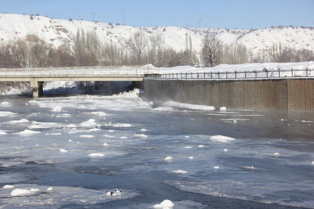 Sivas’ta Dondurucu Soğuk Rekoru: Kızılırmak Buz Tuttu, “Eski Kışlar Geri Geldi” Sözleri Yeniden Duyuldu AW612777 10 | Gündem Sivas™ Haber