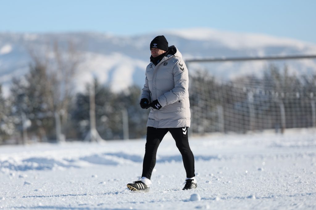Sivasspor’da Erzurumspor Mesaisi Başladı: Dondurucu Soğukta Kritik Maç Hazırlığı AW612926 01 | Gündem Sivas™ Haber