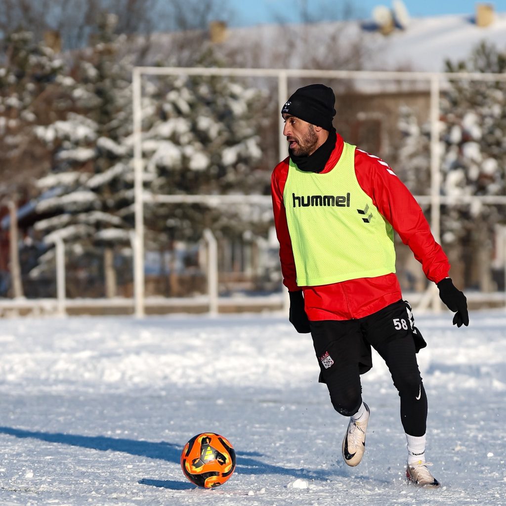 Sivasspor’da Erzurumspor Mesaisi Başladı: Dondurucu Soğukta Kritik Maç Hazırlığı AW612926 02 | Gündem Sivas™ Haber