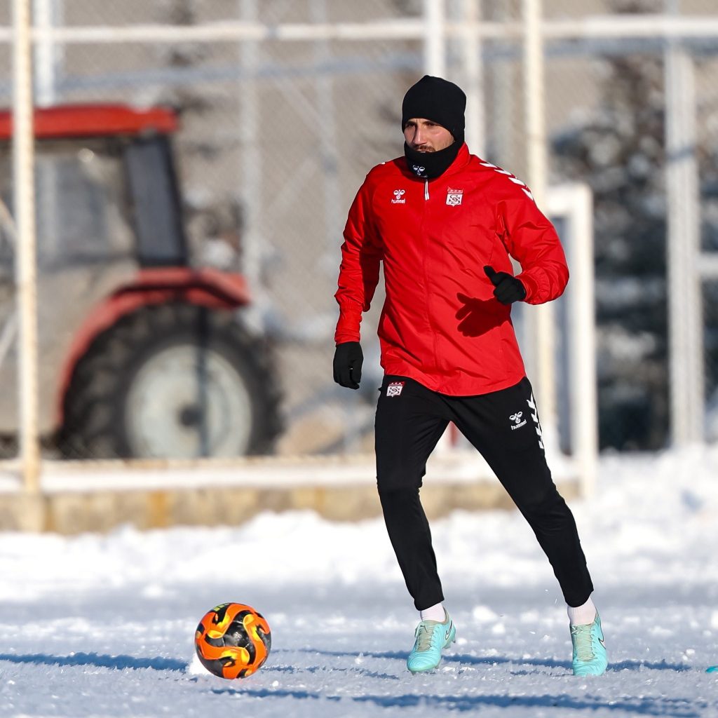 Sivasspor’da Erzurumspor Mesaisi Başladı: Dondurucu Soğukta Kritik Maç Hazırlığı AW612926 03 | Gündem Sivas™ Haber