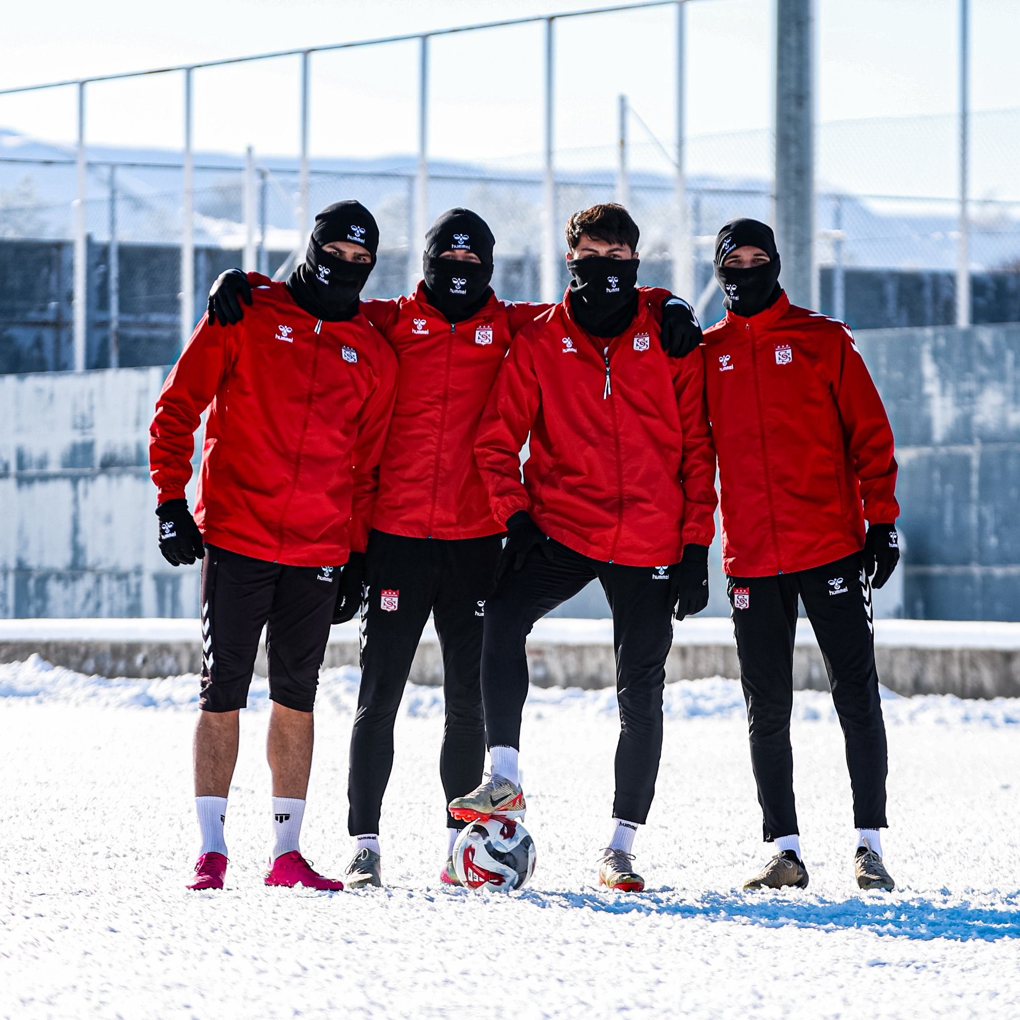 Sivasspor’da Erzurumspor Mesaisi Başladı: Dondurucu Soğukta Kritik Maç Hazırlığı