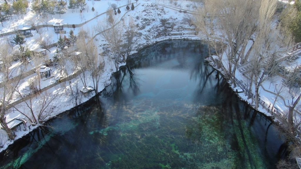 Sivas’ta Her Yer Buz Kesti, Sibirya Soğuklarına Meydan Okuyan Tek Nokta: Gökpınar Gölü Sivas’ta Her Yer Buz Kesti, Sibirya Soğuklarına Meydan Okuyan Tek Nokta: Gökpınar Gölü