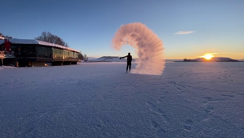 Sivas’ta Eksi 25 Derecede Hayat Dondu, Ortaya Renkli ve Gülümseten Manzaralar Çıktı Sivas’ta Eksi 25 Derecede Hayat Dondu, Ortaya Renkli ve Gülümseten Manzaralar Çıktı