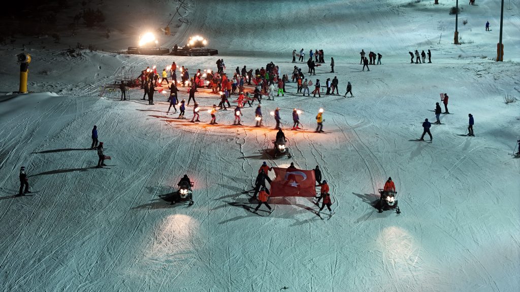 Yıldız Dağı’nda Sezon Coşkuyla Açıldı: Kar Üzerinde Halay, Gece Kayağı ve 200 Bin Ziyaretçi Hedefi Yıldız Dağı’nda Sezon Coşkuyla Açıldı: Kar Üzerinde Halay, Gece Kayağı ve 200 Bin Ziyaretçi Hedefi