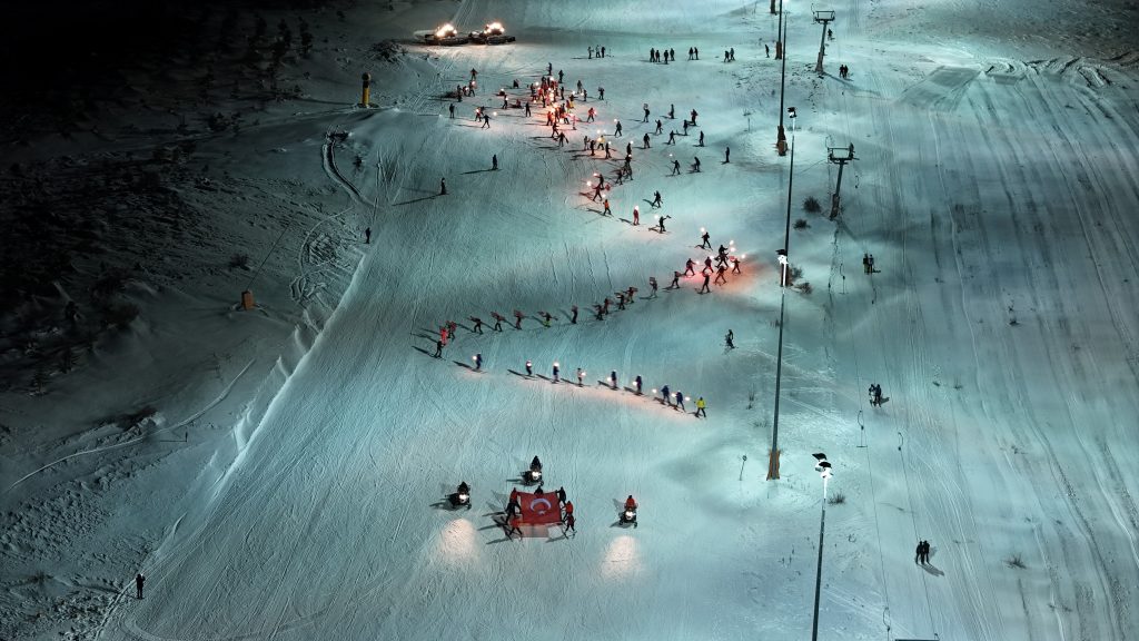 Yıldız Dağı’nda Sezon Coşkuyla Açıldı: Kar Üzerinde Halay, Gece Kayağı ve 200 Bin Ziyaretçi Hedefi AW613390 02 | Gündem Sivas™ Haber